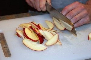 slicing apples